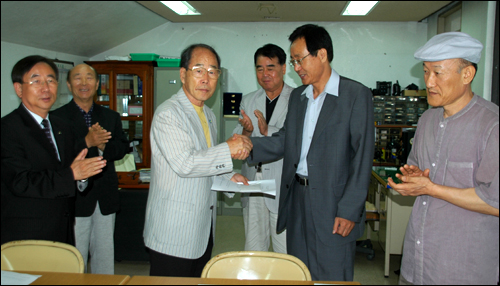 조규태 경상대 교수와 박노정 진주민예총 회장은 '김시민 장군 공신교서' 환수와 관련한 성금을 4일 리영달 진주문화사랑모임 회장에게 전달했다. 